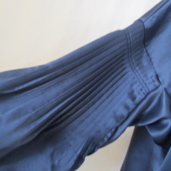 Jennifer Lopez Top with Bell sleeves - Picture 2 of 3